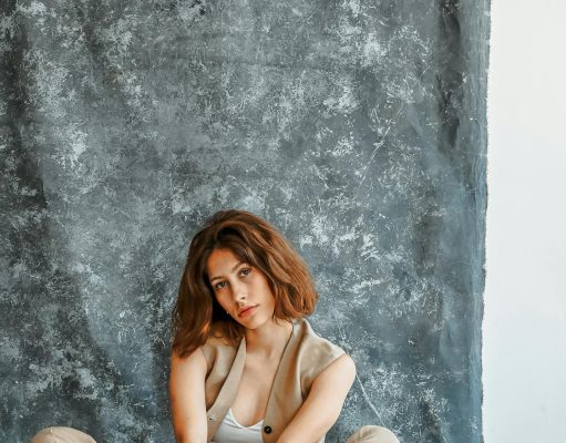 Moonstone Beyaz Keten Tasarım Oversize Kimono ve Oversize Desenli Saten Kipnoz Kırmızı Gömlek: Modern Şıklık ve Rahatlığın Buluştuğu Parçalar thekitsun4
